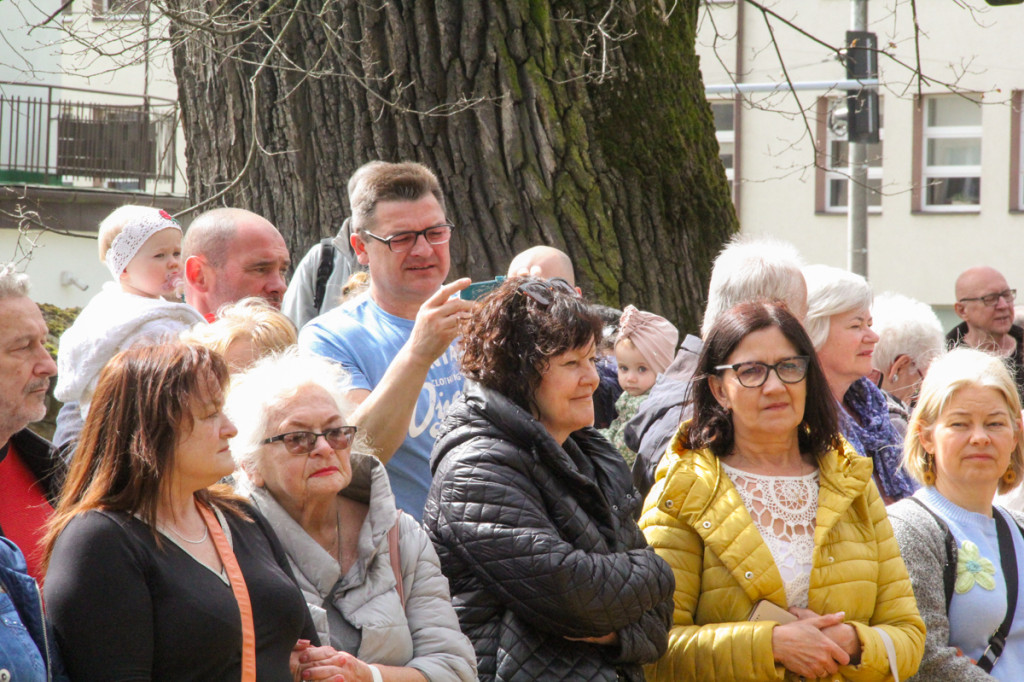 Święcenie pokarmów z Majerankami przy rabczańskim, starym kościółku