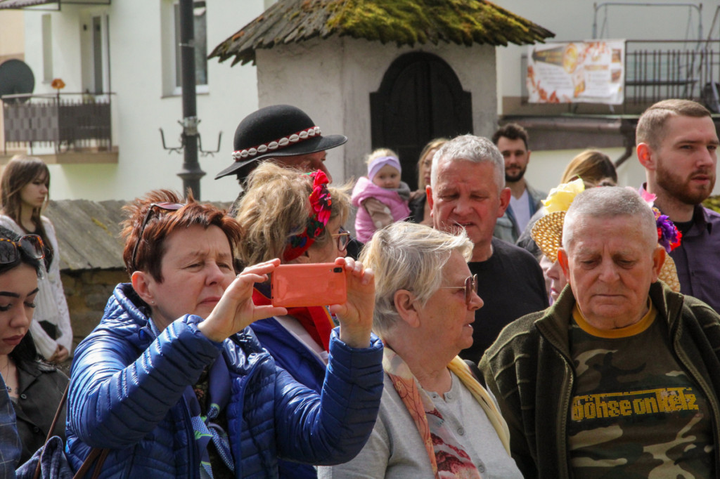 Święcenie pokarmów z Majerankami przy rabczańskim, starym kościółku
