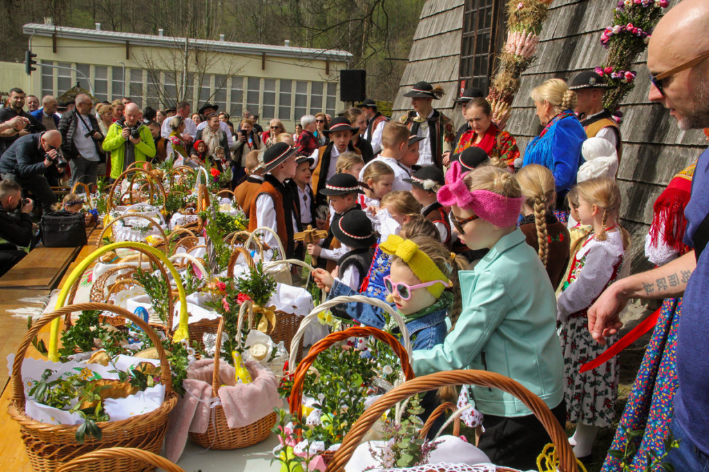 Święcenie pokarmów z Majerankami przy rabczańskim, starym kościółku