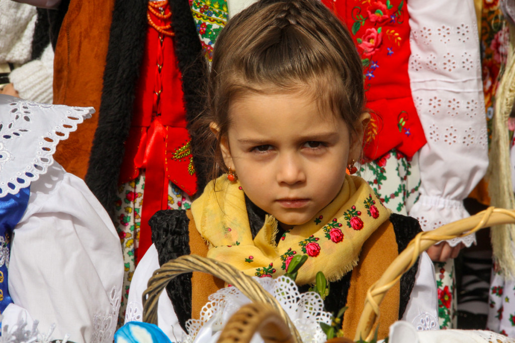 Święcenie pokarmów z Majerankami przy rabczańskim, starym kościółku