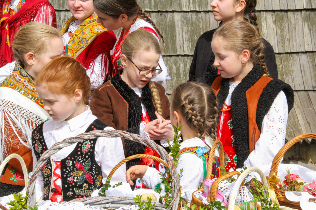 Święcenie pokarmów z Majerankami przy rabczańskim, starym kościółku