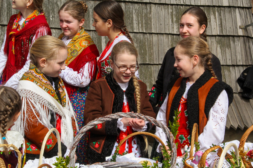 Święcenie pokarmów z Majerankami przy rabczańskim, starym kościółku