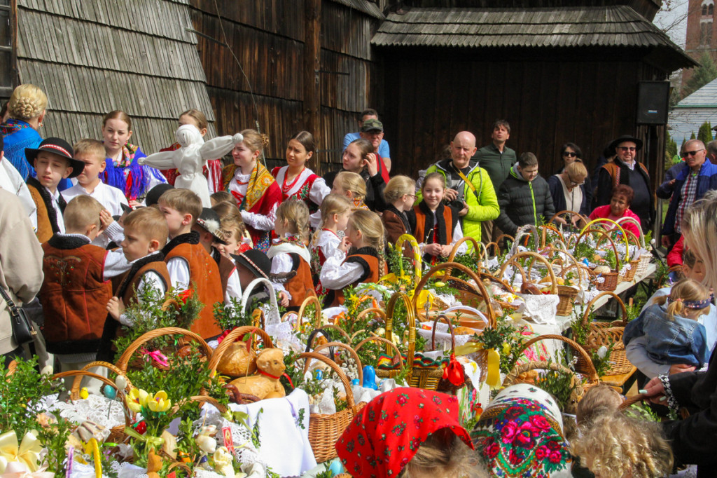 Święcenie pokarmów z Majerankami przy rabczańskim, starym kościółku