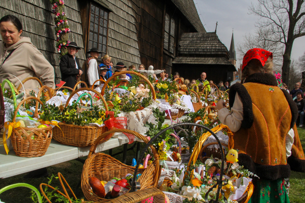 Święcenie pokarmów z Majerankami przy rabczańskim, starym kościółku