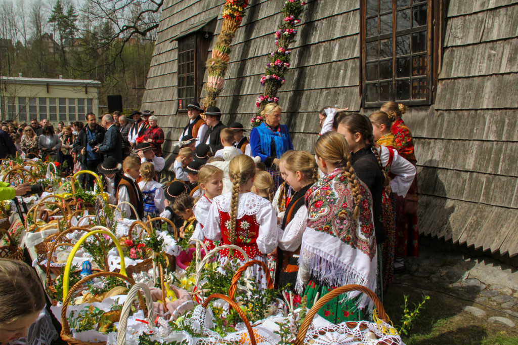 Święcenie pokarmów z Majerankami przy rabczańskim, starym kościółku