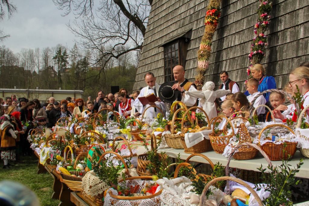 Święcenie pokarmów z Majerankami przy rabczańskim, starym kościółku