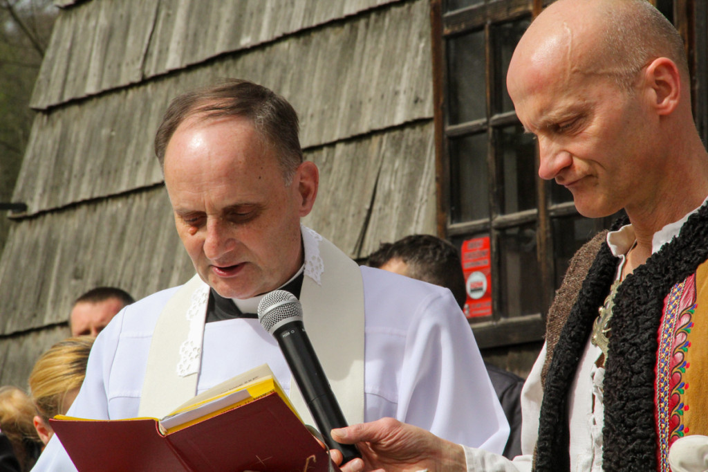 Święcenie pokarmów z Majerankami przy rabczańskim, starym kościółku