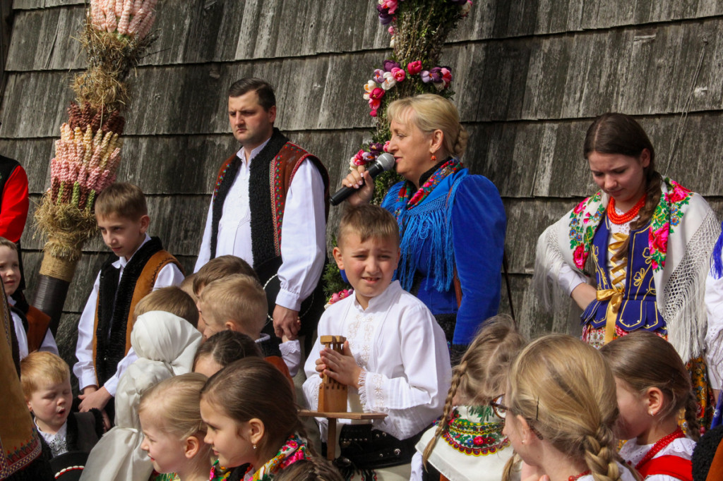 Święcenie pokarmów z Majerankami przy rabczańskim, starym kościółku