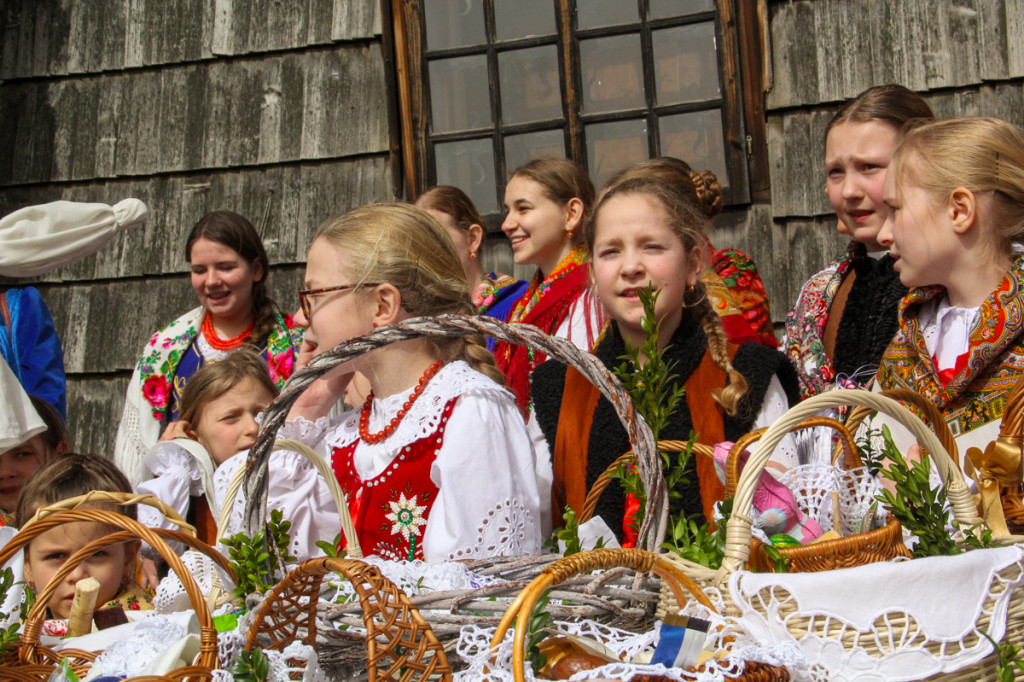 Święcenie pokarmów z Majerankami przy rabczańskim, starym kościółku