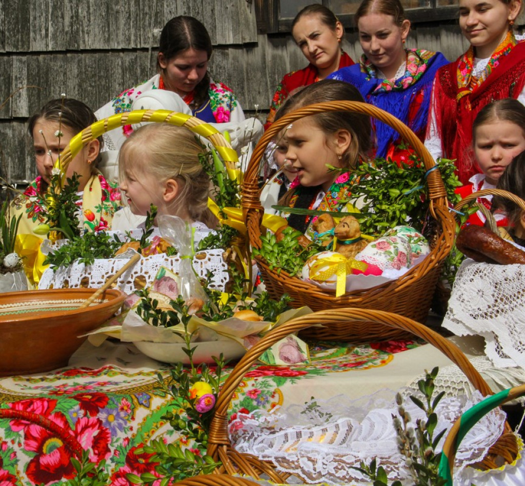 Święcenie pokarmów z Majerankami przy rabczańskim, starym kościółku