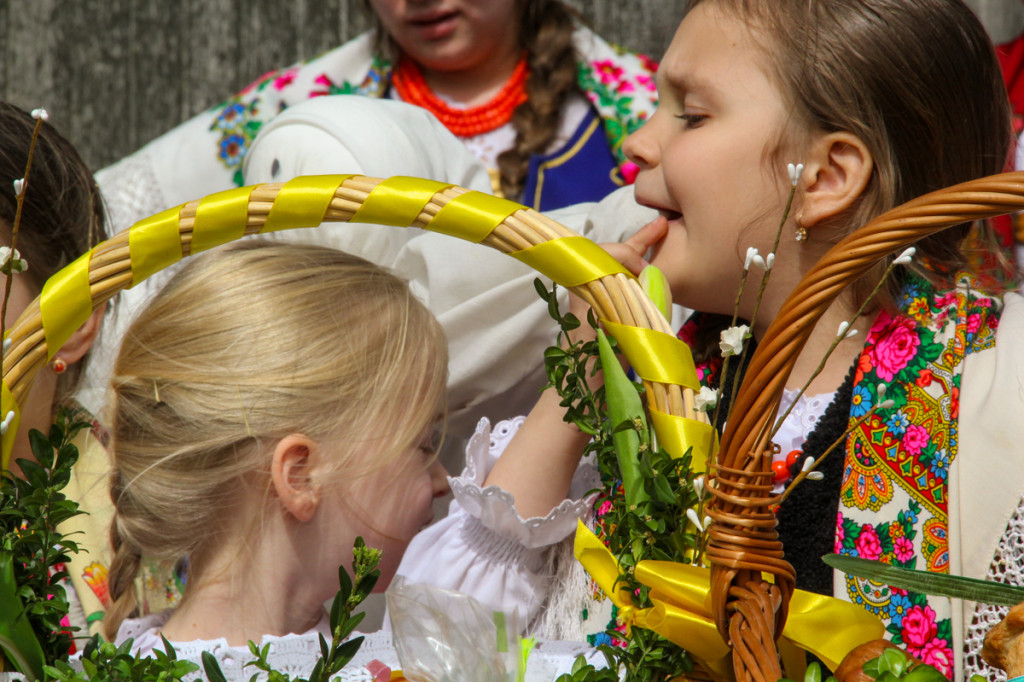 Święcenie pokarmów z Majerankami przy rabczańskim, starym kościółku