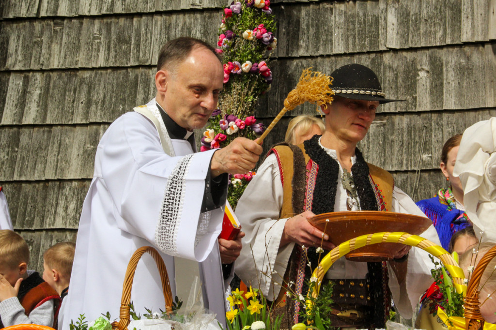 Święcenie pokarmów z Majerankami przy rabczańskim, starym kościółku