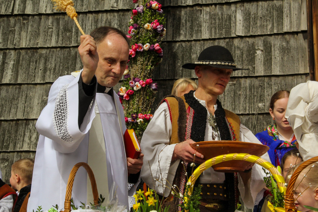 Święcenie pokarmów z Majerankami przy rabczańskim, starym kościółku