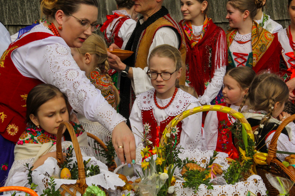 Święcenie pokarmów z Majerankami przy rabczańskim, starym kościółku