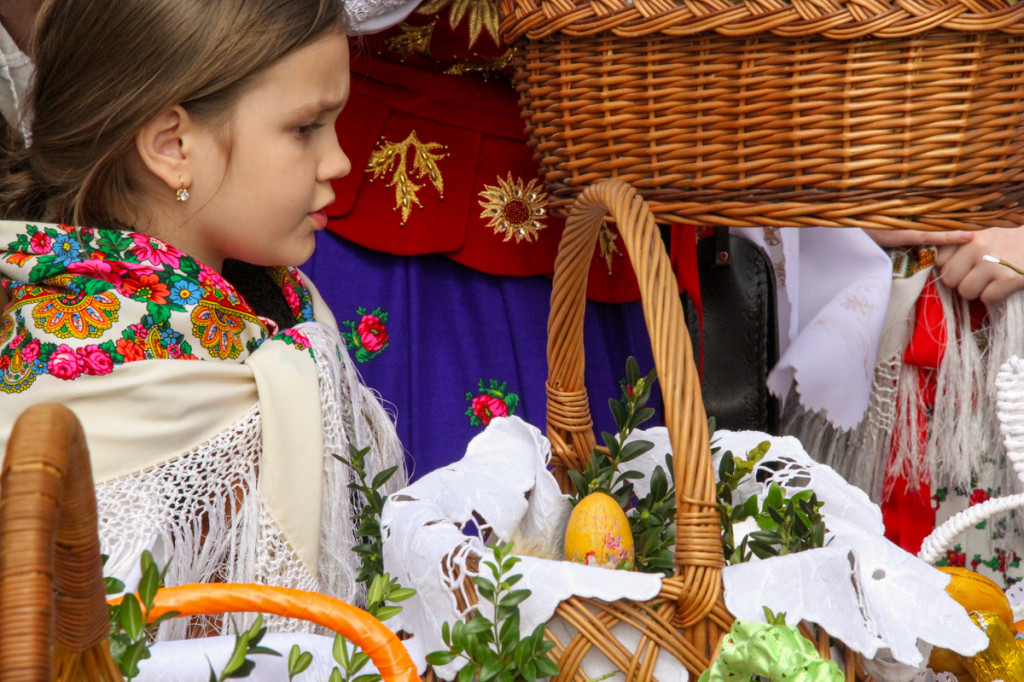 Święcenie pokarmów z Majerankami przy rabczańskim, starym kościółku