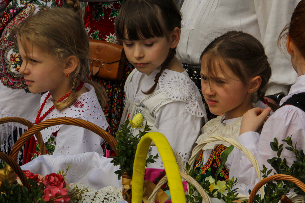 Święcenie pokarmów z Majerankami przy rabczańskim, starym kościółku
