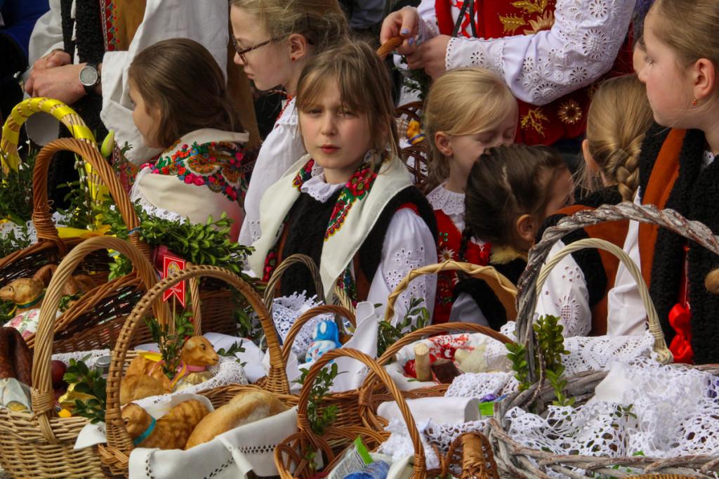 Święcenie pokarmów z Majerankami przy rabczańskim, starym kościółku