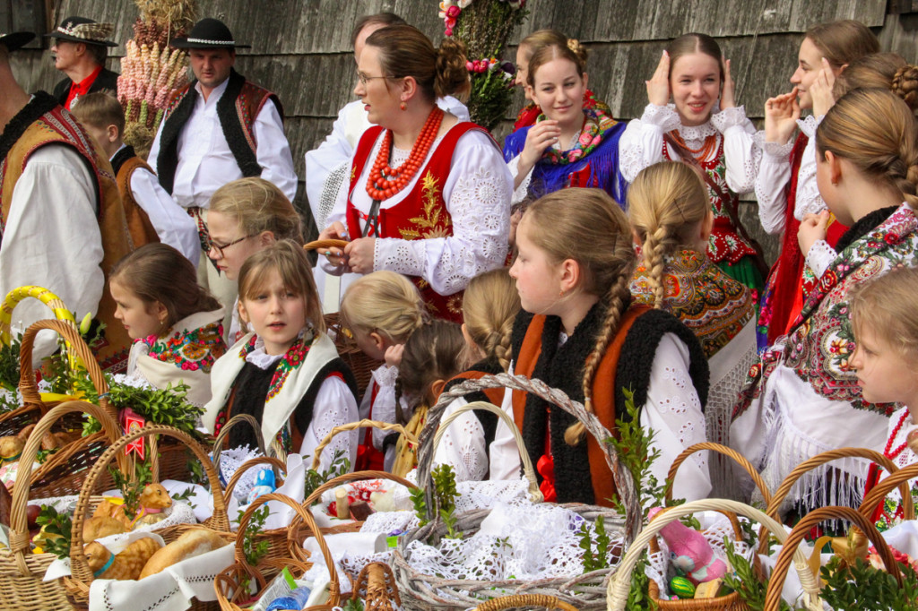 Święcenie pokarmów z Majerankami przy rabczańskim, starym kościółku