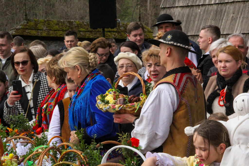 Święcenie pokarmów z Majerankami przy rabczańskim, starym kościółku