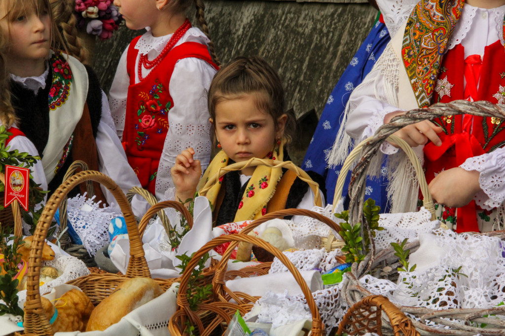 Święcenie pokarmów z Majerankami przy rabczańskim, starym kościółku