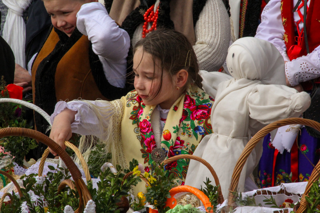 Święcenie pokarmów z Majerankami przy rabczańskim, starym kościółku