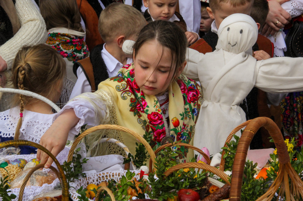 Święcenie pokarmów z Majerankami przy rabczańskim, starym kościółku