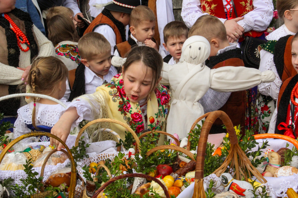 Święcenie pokarmów z Majerankami przy rabczańskim, starym kościółku
