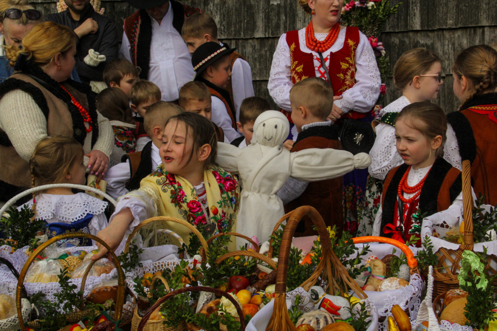 Święcenie pokarmów z Majerankami przy rabczańskim, starym kościółku