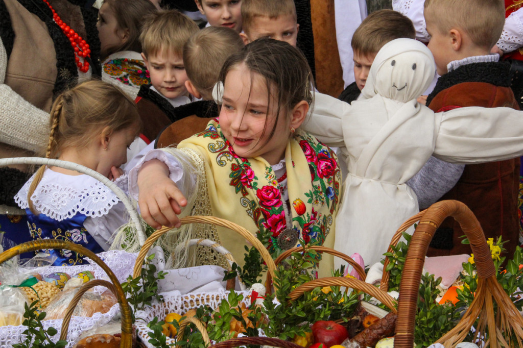 Święcenie pokarmów z Majerankami przy rabczańskim, starym kościółku