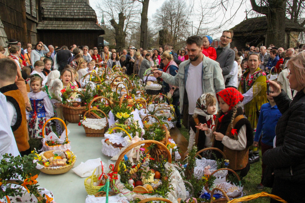 Święcenie pokarmów z Majerankami przy rabczańskim, starym kościółku
