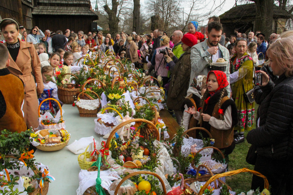 Święcenie pokarmów z Majerankami przy rabczańskim, starym kościółku
