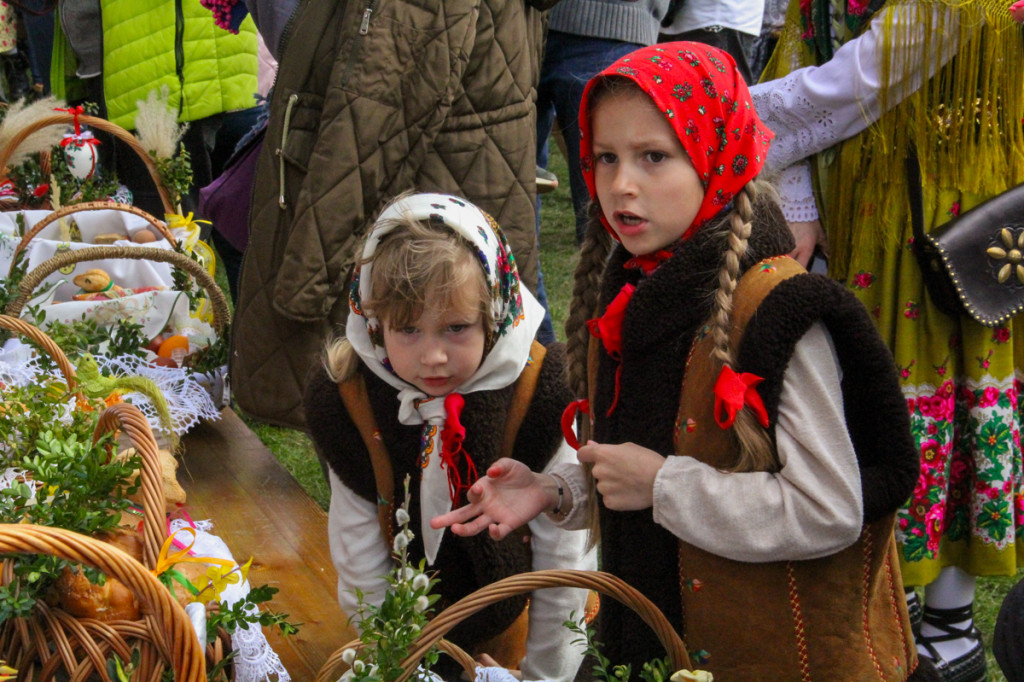 Święcenie pokarmów z Majerankami przy rabczańskim, starym kościółku