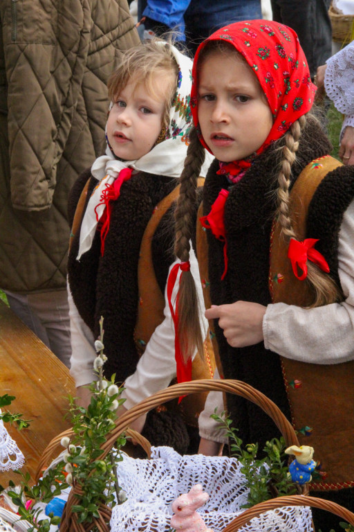 Święcenie pokarmów z Majerankami przy rabczańskim, starym kościółku