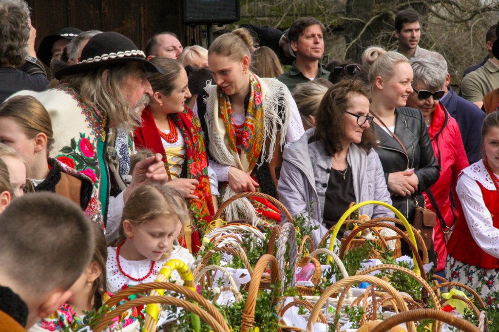 Święcenie pokarmów z Majerankami przy rabczańskim, starym kościółku