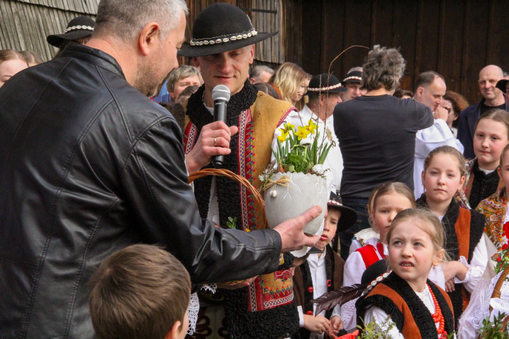 Święcenie pokarmów z Majerankami przy rabczańskim, starym kościółku