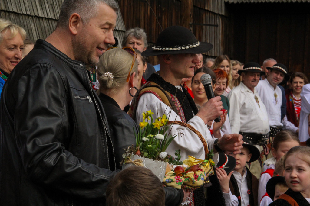 Święcenie pokarmów z Majerankami przy rabczańskim, starym kościółku