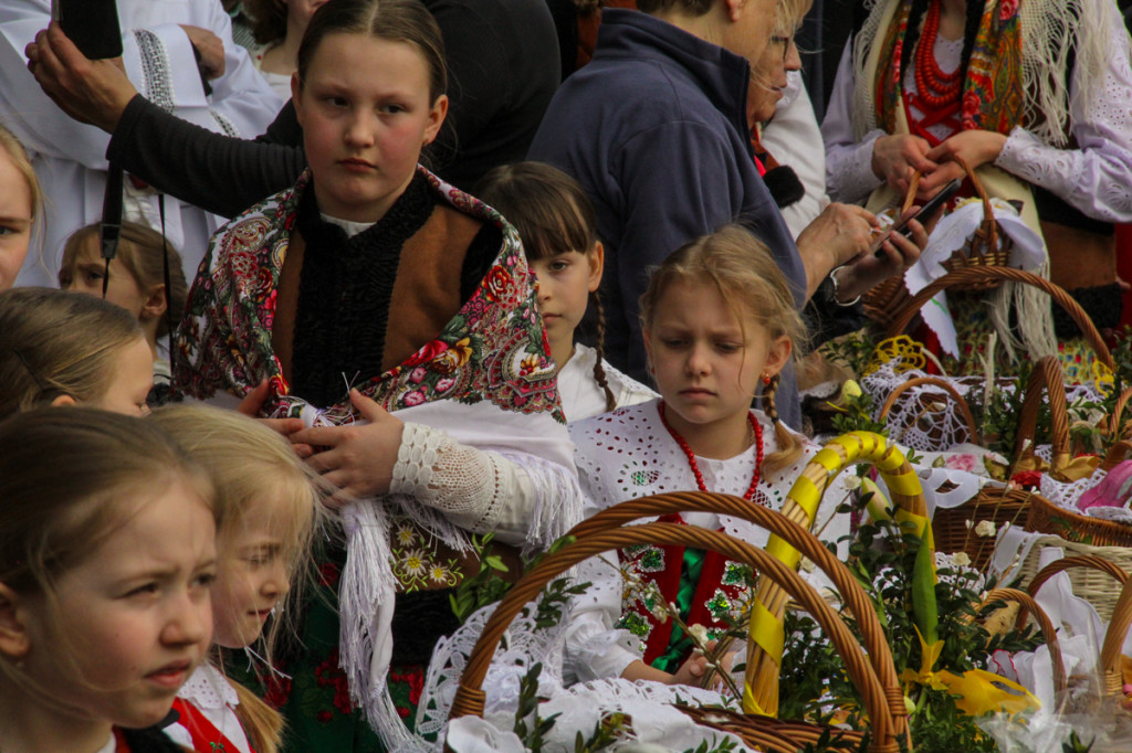 Święcenie pokarmów z Majerankami przy rabczańskim, starym kościółku
