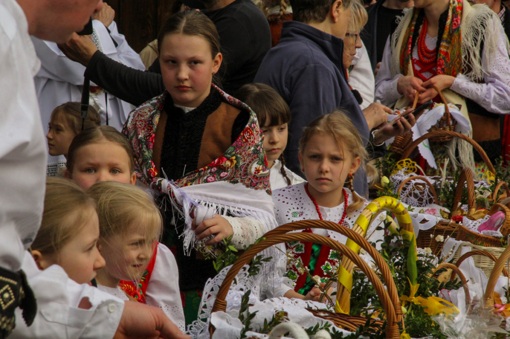 Święcenie pokarmów z Majerankami przy rabczańskim, starym kościółku