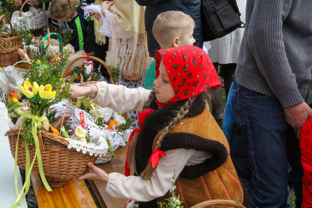 Święcenie pokarmów z Majerankami przy rabczańskim, starym kościółku