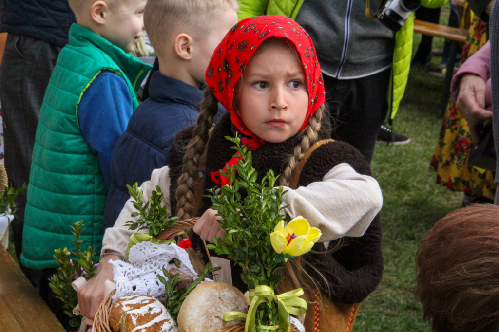 Święcenie pokarmów z Majerankami przy rabczańskim, starym kościółku