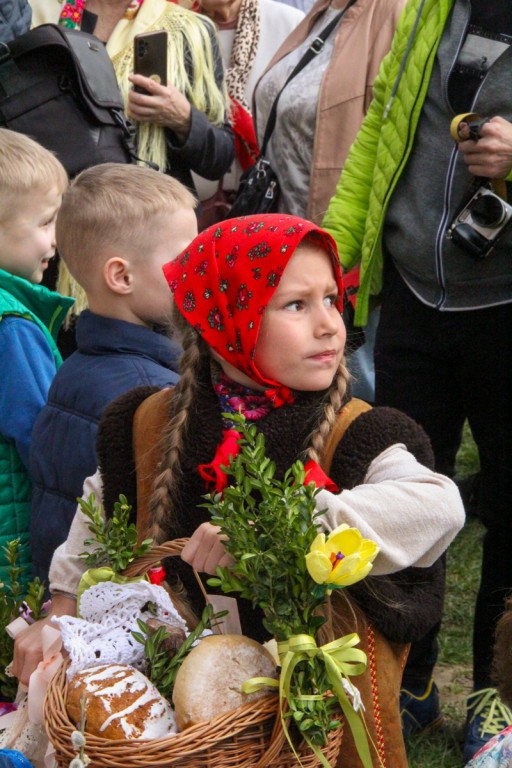 Święcenie pokarmów z Majerankami przy rabczańskim, starym kościółku