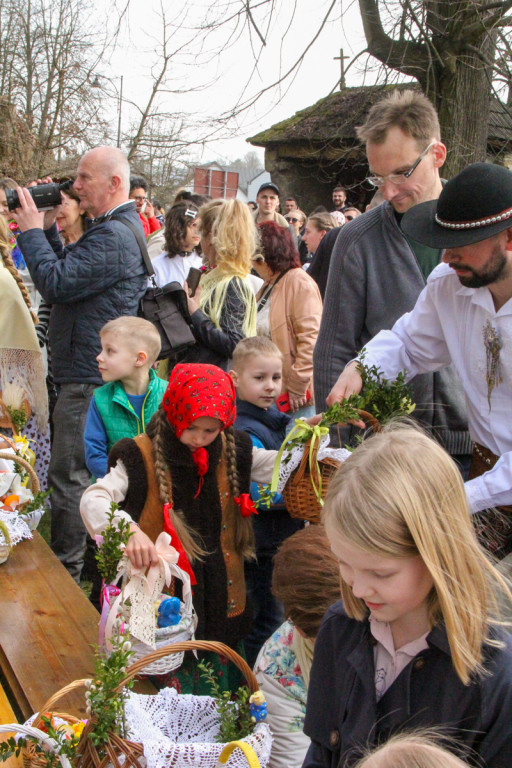 Święcenie pokarmów z Majerankami przy rabczańskim, starym kościółku