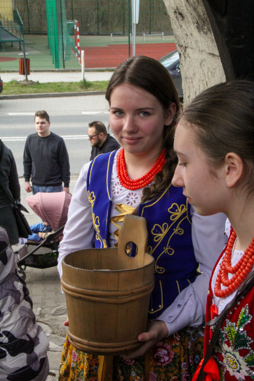 Święcenie pokarmów z Majerankami przy rabczańskim, starym kościółku