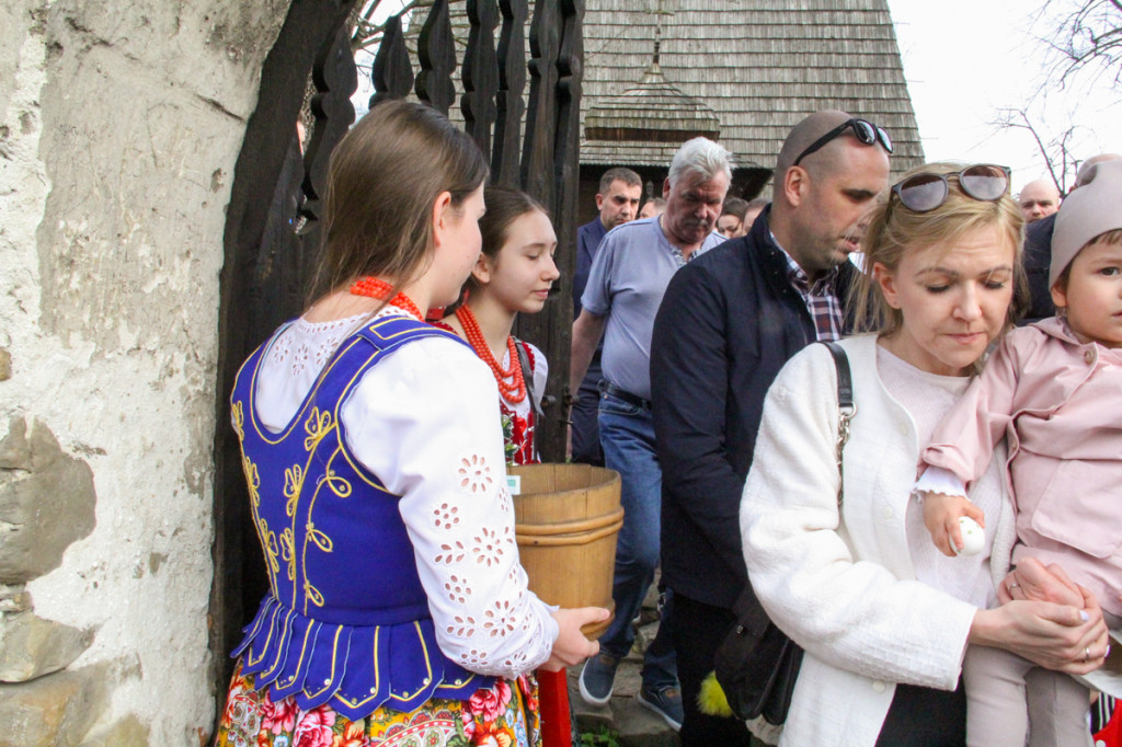 Święcenie pokarmów z Majerankami przy rabczańskim, starym kościółku