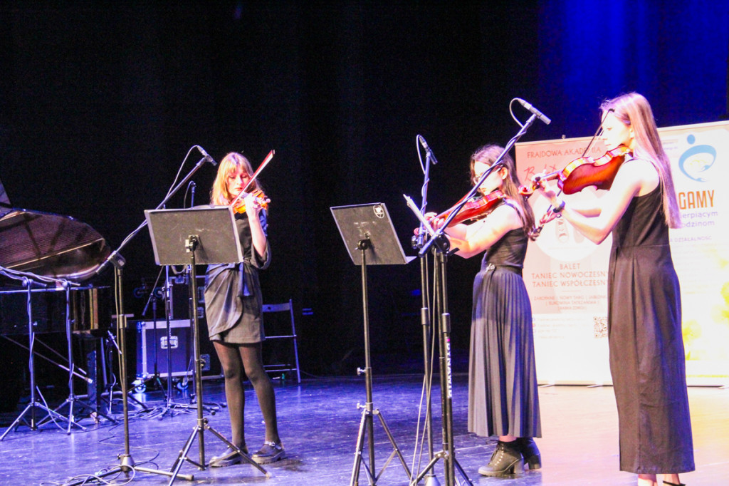 Pola Nadziei i koncert Liceum Goszczyńskiego w MCK-u