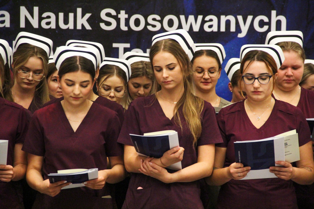 Czepkowanie. Blisko 50 absolwentów pielęgniarstwa ukończyło naukę na ANS
