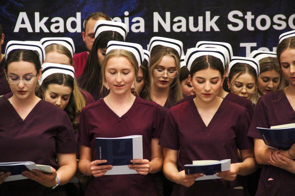 Czepkowanie. Blisko 50 absolwentów pielęgniarstwa ukończyło naukę na ANS
