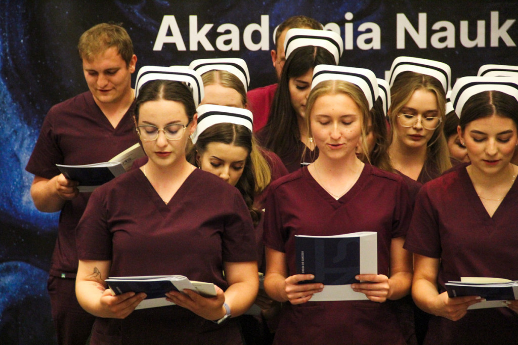 Czepkowanie. Blisko 50 absolwentów pielęgniarstwa ukończyło naukę na ANS