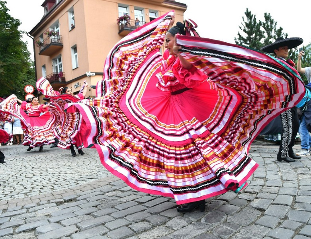 Festiwalowy korowód na Krupówkach
