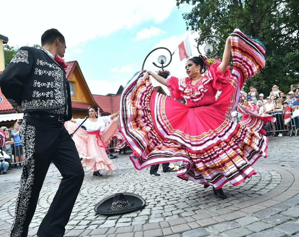 Festiwalowy korowód na Krupówkach
